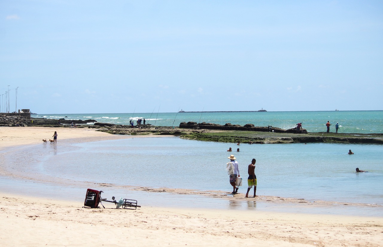 Praia do Buraco da Velha, em Brasília Teimosa, com pessoas tomando banho de mar