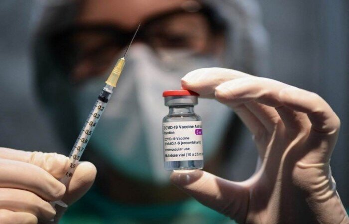 Depois da preocupação com supostos efeitos indesejáveis de sua vacina contra a Covid-19, o laboratório enfrenta uma ofensiva política da União Européia (UE) por atrasos em suas entregas/Foto: Miguel Medina/AFP