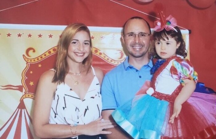Os pais Sanzia e Nathaniel, com a pequena Isabela/Foto: Arquivo Pessoal