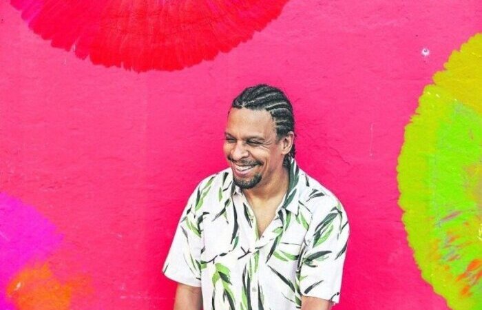 Com experiência em produções do exterior, o pernambucano traz gêneros como o Afropop e R&B para junto da musicalidade brasileira/Foto: Thais Lima/Divulgação Com experiência em produções do exterior, o pernambucano traz gêneros como o Afropop e R&B para junto da musicalidade brasileira/Foto: Thais Lima/Divulgação