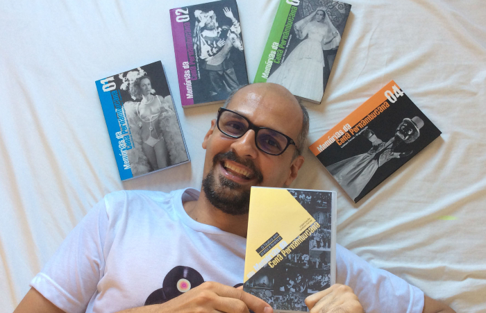 Leidson Ferraz com livros do Projeto Memórias da Cena Pernambucana/Foto: R. Dias/Divulgação Leidson Ferraz com livros do Projeto Memórias da Cena Pernambucana/Foto: R. Dias/Divulgação