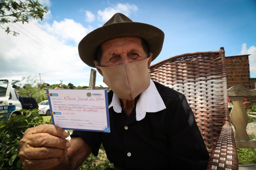 Seu Antônio Manoel da Silva, 115 anos, foi vacinado nesta terça em Paulista/Foto: Hesíodo Góes/Esp.DP Seu Antônio Manoel da Silva, 115 anos, foi vacinado nesta terça em Paulista/Foto: Hesíodo Góes/Esp.DP