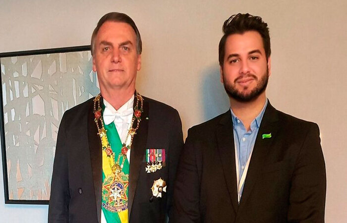 Enquanto área internacional do governo está sob forte ataque, ministro das Relações Exteriores irrita base aliada de Bolsonaro ao demonstrar incapacidade no cargo em meio à pandemia. Assessor para assuntos internacionais do presidente, por sua vez, é criticado por, supostamente, usar um símbolo de supremacistas brancos em sessão do Congresso/Foto: Reprodução/Twitter