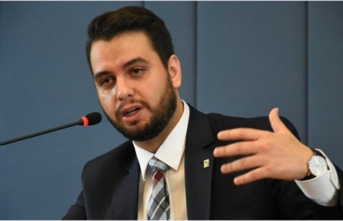 /Filipe Martins fez o gesto durante uma sessão no Senado. Símbolo com os dedos está ligado a grupos supremacistas de base nazista nos EUA e na Austrália. Foto: Reprodução/MRE /Filipe Martins fez o gesto durante uma sessão no Senado. Símbolo com os dedos está ligado a grupos supremacistas de base nazista nos EUA e na Austrália. Foto: Reprodução/MRE