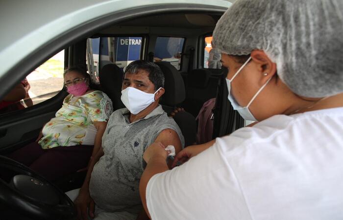 O casal Geraldo Avelino, 69, e Severina Maria, 65, foram ao drive-thru da Avenida Antônio Cabral de Souza./Foto: Hesíodo Góes/ Esp. DP O casal Geraldo Avelino, 69, e Severina Maria, 65, foram ao drive-thru da Avenida Antônio Cabral de Souza./Foto: Hesíodo Góes/ Esp. DP