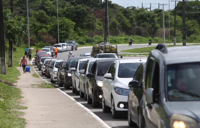 Profissionais da saúde contam que, na manhã de hoje (30), a fila está em tamanho moderado e andando de maneira constante.