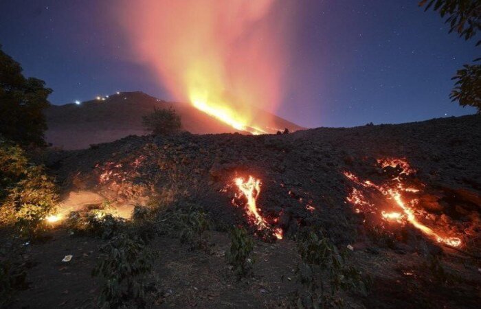 O rio de lava avançou como resultado da intensa atividade eruptiva de quase dois meses do Pacaya, localizado a 25 km ao sul da capital/Foto: JOHAN ORDONEZ / AFP