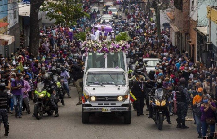 A polícia dispersou um grupo que se reuniu desde cedo na Basílica e ao longo da procissão precisou afastar as pessoas do "papamóvel"/PEDRO RANCES MATTEY/AFP A polícia dispersou um grupo que se reuniu desde cedo na Basílica e ao longo da procissão precisou afastar as pessoas do "papamóvel"/PEDRO RANCES MATTEY/AFP