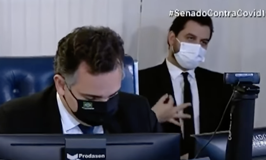 /Filipe Martins gesticula atrás de Rodrigo Pacheco em sessão do Senado. Foto: Reprodução/TV Senado /Filipe Martins gesticula atrás de Rodrigo Pacheco em sessão do Senado. Foto: Reprodução/TV Senado