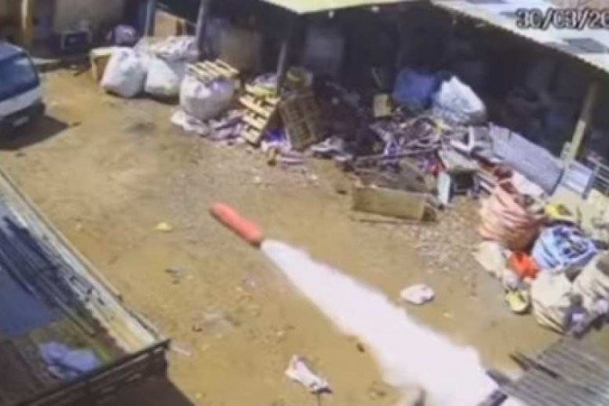 /A explosão aconteceu quando homem estava sentado no cilindro enquanto tentava forçar a saída da válvula de segurança com uma chave de fenda. Ele imaginava que o objeto estava vazio. Foto: Reprodução/Youtube