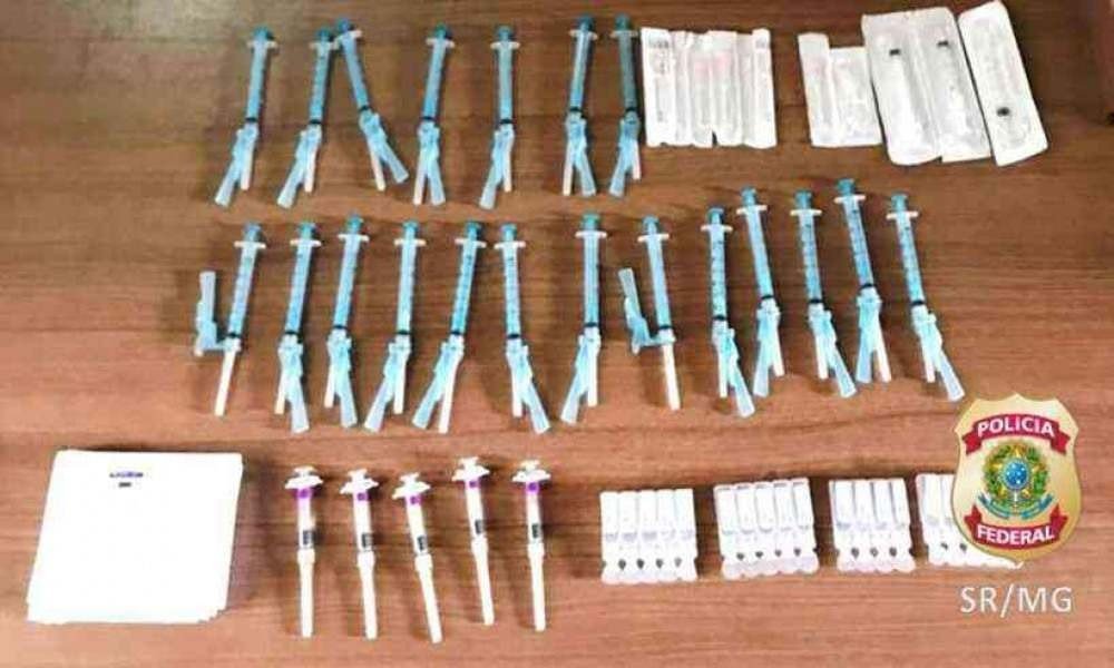 /Empresários foram vacinados contra a Covid, de forma clandestina, em uma garagem de ônibus em BH. Foto: Polícia Federal/Divulgação