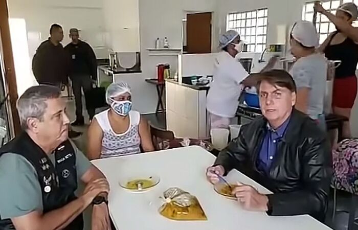 Segundo presidente, os quartéis têm condições de ajudar na vacinação/Reprodução/Twitter