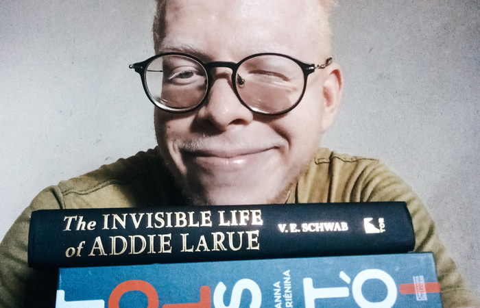 Apolo Andrade, criador do Leitor Albino, defende a leitura como um direito educacional desde 2016, mas aponta perigos das redes/Foto: Instagram/ reprodução Apolo Andrade, criador do Leitor Albino, defende a leitura como um direito educacional desde 2016, mas aponta perigos das redes/Foto: Instagram/ reprodução