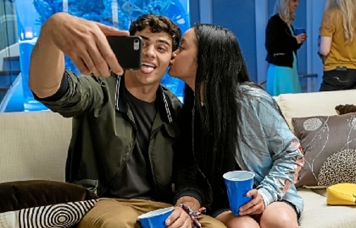 A série vai acompanhar a irmã da protagonista indo atrás da sua própria história de amor/Foto: Netflix/ Divulgação A série vai acompanhar a irmã da protagonista indo atrás da sua própria história de amor/Foto: Netflix/ Divulgação