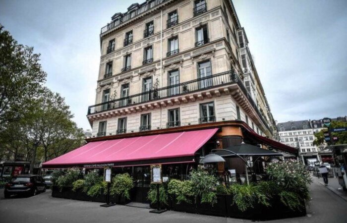 A França mantém todos os restaurantes e cafés fechados e, no último fim de semana, aumentou as restrições em decorrência do disparo dos casos de Covid-19/crédito: AFP / STEPHANE DE SAKUTIN A França mantém todos os restaurantes e cafés fechados e, no último fim de semana, aumentou as restrições em decorrência do disparo dos casos de Covid-19/crédito: AFP / STEPHANE DE SAKUTIN