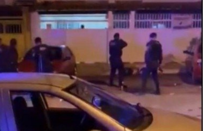 /Os policiais foram ao local após receberem denúncias da festa, mas foram hostilizados pelas pessoas que participavam da aglomeração. Foto: Reprodução /Os policiais foram ao local após receberem denúncias da festa, mas foram hostilizados pelas pessoas que participavam da aglomeração. Foto: Reprodução