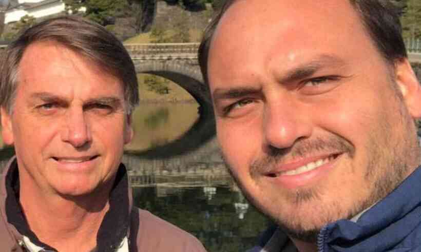 /Na foto anexada ao post, Carlos escreve 'Bolsonaro' no lugar da palavra 'Governo'. Foto: Redes Sociais/Reprodução /Na foto anexada ao post, Carlos escreve 'Bolsonaro' no lugar da palavra 'Governo'. Foto: Redes Sociais/Reprodução