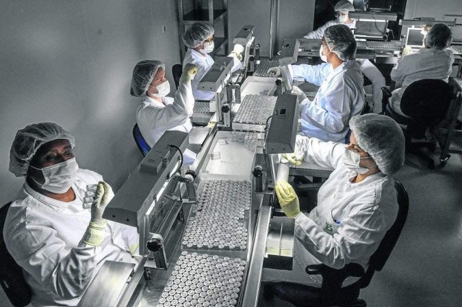 Instituto paulista depende da chegada de novo lote de matéria-prima da China para a produção de novas doses da vacina/crédito: Nelson Almeida/AFP Instituto paulista depende da chegada de novo lote de matéria-prima da China para a produção de novas doses da vacina/crédito: Nelson Almeida/AFP