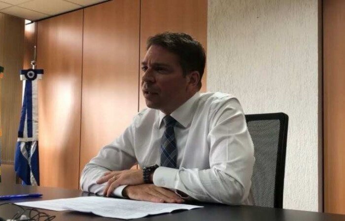 No ano passado, reportagem da revista Época mostrou que o diretor da Abin, Alexandre Ramagem, teria enviado ao celular da advogado do filho do presidente documentos que poderiam ajudá-lo no caso das rachadinhas/crédito: Reprodução/Youtube