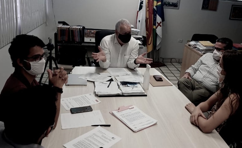 Reunião de alunos de Medicina com o reitor da UPE, Pedro Falcão, na manhã desta sexta-feira (9)./UPE/Divulgação