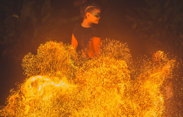 A perfomance usa de elementos como o fogo para construir cenas sinestésicas e esteticamente provocantes/Foto: Divulgação A perfomance usa de elementos como o fogo para construir cenas sinestésicas e esteticamente provocantes/Foto: Divulgação