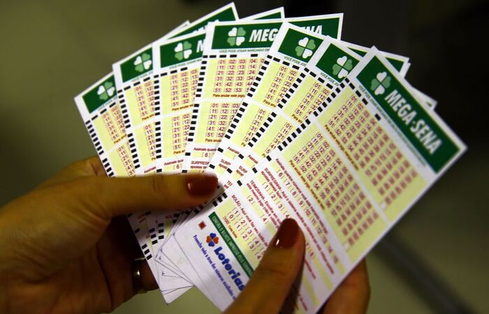 Ganha quem acertar seis, cinco ou quatro números sorteados, dentre os 60 disponíveis no volante de apostas/Marcello Casal Jr/Agência Brasil Ganha quem acertar seis, cinco ou quatro números sorteados, dentre os 60 disponíveis no volante de apostas/Marcello Casal Jr/Agência Brasil