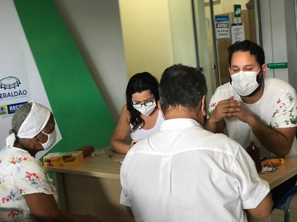 Voluntários do projeto "Tamo Junto na VacinaçãO" realizando a triagem/Divulgação Voluntários do projeto "Tamo Junto na VacinaçãO" realizando a triagem/Divulgação