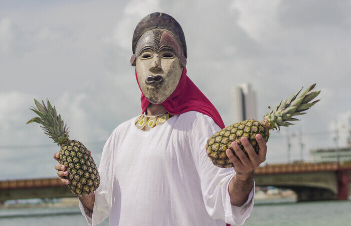O projeto é uma performance que leva uma figura mística à cidade do Recife recuperando as memórias da escravidão e do racismo/Foto: Camila Silva/Divulgação O projeto é uma performance que leva uma figura mística à cidade do Recife recuperando as memórias da escravidão e do racismo/Foto: Camila Silva/Divulgação