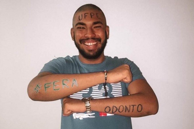 /Paulo Gomes, 19 anos, é o primeiro aluno surdo do Colégio Militar do Recife aprovado na federal. Ele foi aprovado, por meio do Sisu, em odontologia. Foto: Reprodução/Instagram