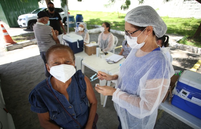 Lúcia Maria Xavier, 68, chegou ao ponto de vacinação apressada para tomar a segunda dose porque deixou a mãe, de 98 anos, sozinha em casa. 