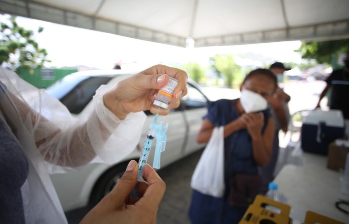 Lúcia Maria Xavier, 68, chegou ao ponto de vacinação apressada para tomar a segunda dose./Foto: Hesíodo Góes/ Esp. DP Lúcia Maria Xavier, 68, chegou ao ponto de vacinação apressada para tomar a segunda dose./Foto: Hesíodo Góes/ Esp. DP