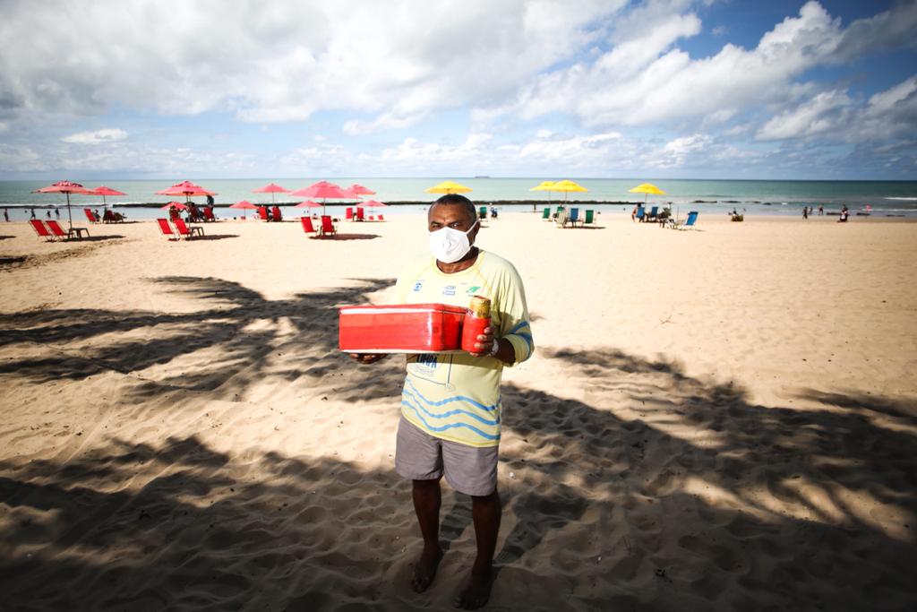 O comerciante Galdino da Silva trabalha há 40 anos na praia de Boa Viagem/Foto: Hesíodo Goes/Esp.DP O comerciante Galdino da Silva trabalha há 40 anos na praia de Boa Viagem/Foto: Hesíodo Goes/Esp.DP