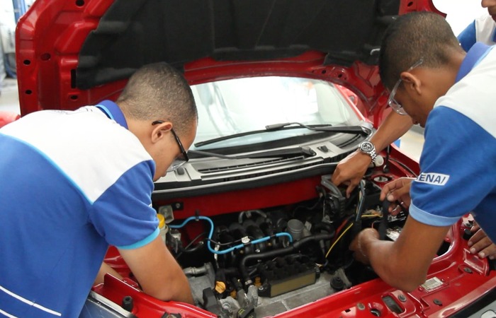 Para maio, mais de 3 mil vouchers estarão disponíveis para cursos semipresenciais, como mecânico de automóveis leves./Divulgação/SENAI-PE Para maio, mais de 3 mil vouchers estarão disponíveis para cursos semipresenciais, como mecânico de automóveis leves./Divulgação/SENAI-PE