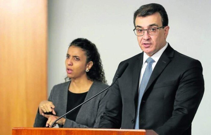 Carlos França agiu rapidamente para tentar conter os estragos das falas do ministro da Economia na terça-feira (27). China é principal parceiro do Brasil em importação de vacinas e insumos para os imunizantes/crédito: Marcos Corrêa/PR