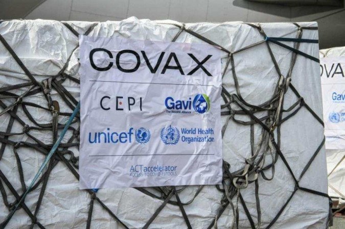 /Com isso, o país deve receber do consórcio internacional um total de 4 milhões de imunizantes contra a Covid-19 já no próximo mês. Foto: AFP / Tina SMOLE