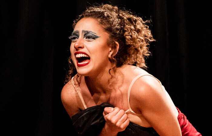 O espetáculo é encenado pelas atrizes Endi Vasconcelos (foto) e Maria Laura Catão, da Bubuia Companhia de Teatro,/Foto: Lucas Leônidas/Divulgação