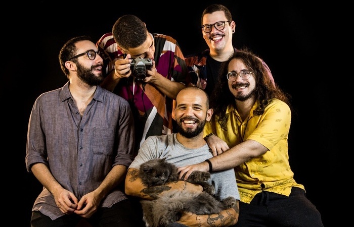 O trabalho marca a nova formação da banda, agora com o guitarrista Matheus Araújo/Foto: Hannah Carvalho/Divulgação O trabalho marca a nova formação da banda, agora com o guitarrista Matheus Araújo/Foto: Hannah Carvalho/Divulgação