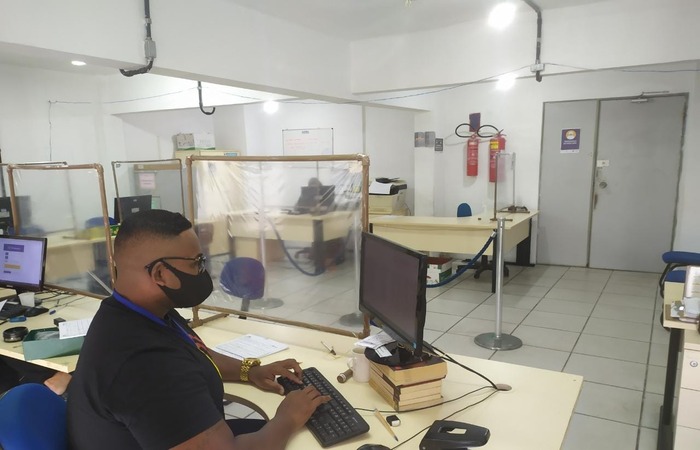 Carlos Gomes trabalhando como auxiliar administrativo./Foto: Ray Evllyn/Divulgação