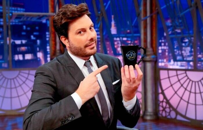Enquanto se recupera, o programa exibirá a frente de vídeos inéditos/Foto: Twitter/Reprodução Enquanto se recupera, o programa exibirá a frente de vídeos inéditos/Foto: Twitter/Reprodução