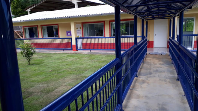 A professora Keli Adriane Aniecevski, de 30 anos, uma funcionária e outras três crianças morreram após o ataque/Foto: Prefeitura de Saudades (SC)