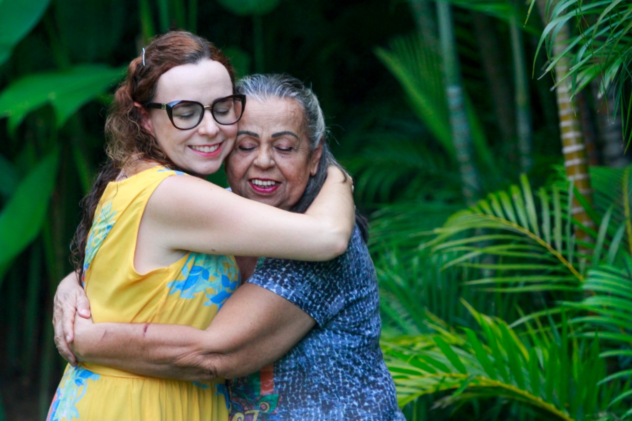 Neste domingo, ela e a m&atilde;e est&atilde;o vacinadas e ficar&atilde;o juntas em casa. Uma imagem de esperan&ccedil;a por dias melhores. Hoje ainda distante da maioria. Foto: R&ocirc;mulo Chico/Esp. DP Foto/Foto: R&ocirc;mulo Chico/Esp. DP Foto