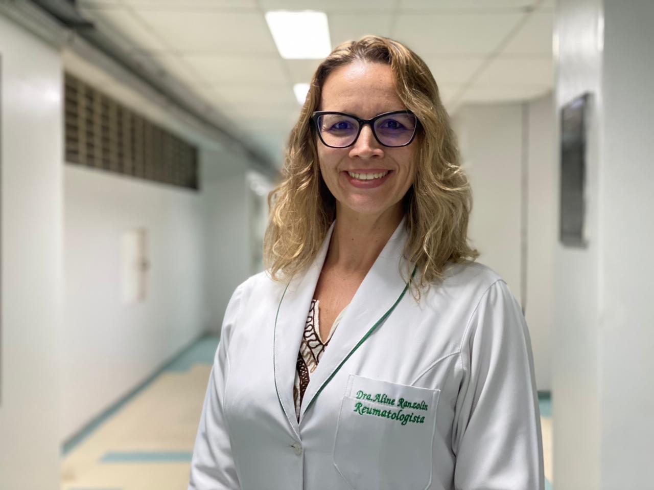 Aline Ranzolin, médica reumatologista e coordenadora do Ambulatório de Fibromialgia do Hospital das Clínicas (HC-UFPE/Ebserh).