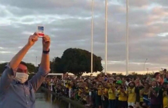 "Ó, ô bicho, você quer voltar para a tropa ou quer que eu tome cloroquina agora?", contou, lembrando de quando estava infectado por Covid-19. O medicamento, no entanto, é fortemente desaconselhado pela OMS/crédito: Redes sociais "Ó, ô bicho, você quer voltar para a tropa ou quer que eu tome cloroquina agora?", contou, lembrando de quando estava infectado por Covid-19. O medicamento, no entanto, é fortemente desaconselhado pela OMS/crédito: Redes sociais