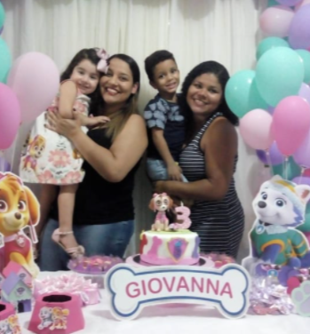 Família comemorando o aniversário de 3 anos de Giovanna