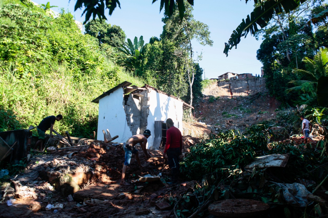 6ª Travessa Murilo Braga, no bairro de Cavaleiro, após deslizamento em Cavaleiro, bairro de Jaboatão. No local vivia 4 membros da família Pessoa de Siqueira, que faleceram após o deslizamento./Arnaldo Sete / Esp. DP Foto. 6ª Travessa Murilo Braga, no bairro de Cavaleiro, após deslizamento em Cavaleiro, bairro de Jaboatão. No local vivia 4 membros da família Pessoa de Siqueira, que faleceram após o deslizamento./Arnaldo Sete / Esp. DP Foto.