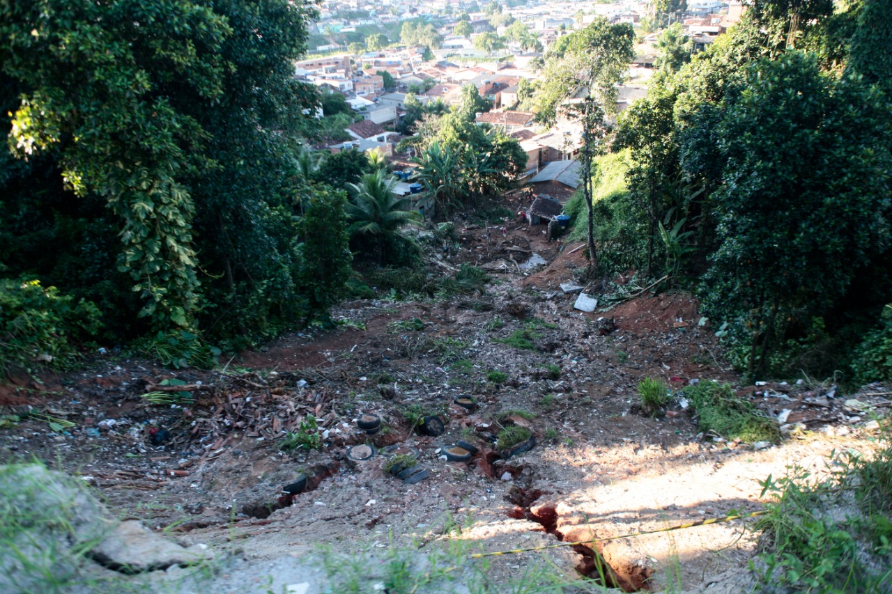 Vista do alto da barreira que deslizou na 6ª Travessa Murilo Braga, no bairro de Cavaleiro.