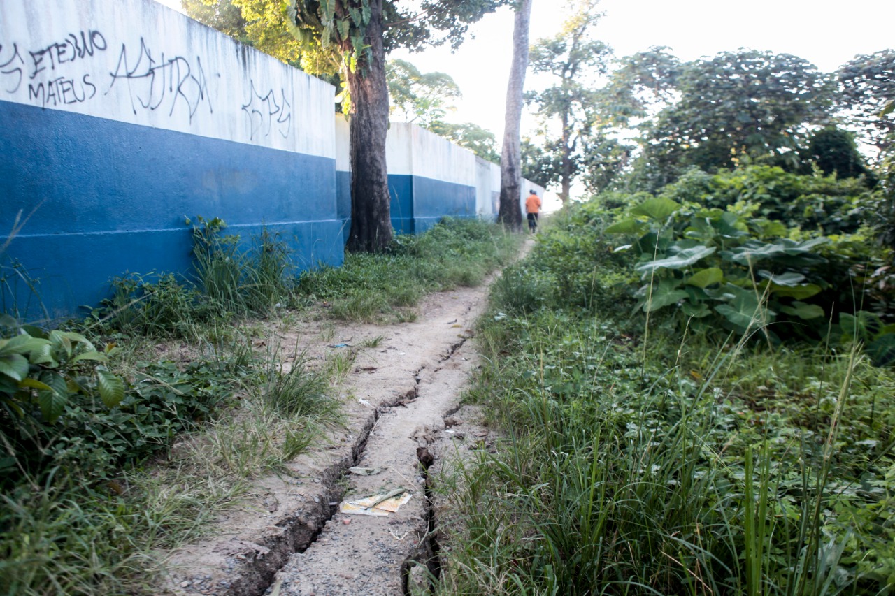 Rachaduras no alto da barreira que deslizou na 6ª Travessa Murilo Braga, no bairro de Cavaleiro.