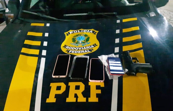 Dentro do veículo roubado foram encontrados quatro celulares e uma arma falsa idêntica à original/Divulgação/PRF Dentro do veículo roubado foram encontrados quatro celulares e uma arma falsa idêntica à original/Divulgação/PRF