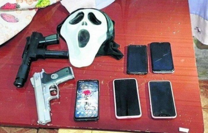 Agentes apreenderam celulares, simulacros de armas e máscaras na casa da jovem/Foto: PCDF/Divulgação