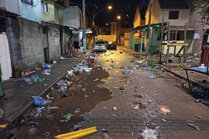 /A rua onde acontecia a festa ficou repleta de lixo após a polícia dispersar os participantes da aglomeração. Foto: PMSC/Divulgação /A rua onde acontecia a festa ficou repleta de lixo após a polícia dispersar os participantes da aglomeração. Foto: PMSC/Divulgação